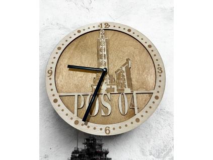 hodiny pos na bílé