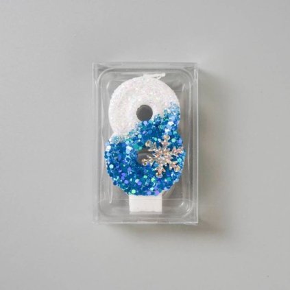 338546 svicka bilo modra se snehovou vlockou frozen cislo 8