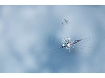 prasknute sklo tesla