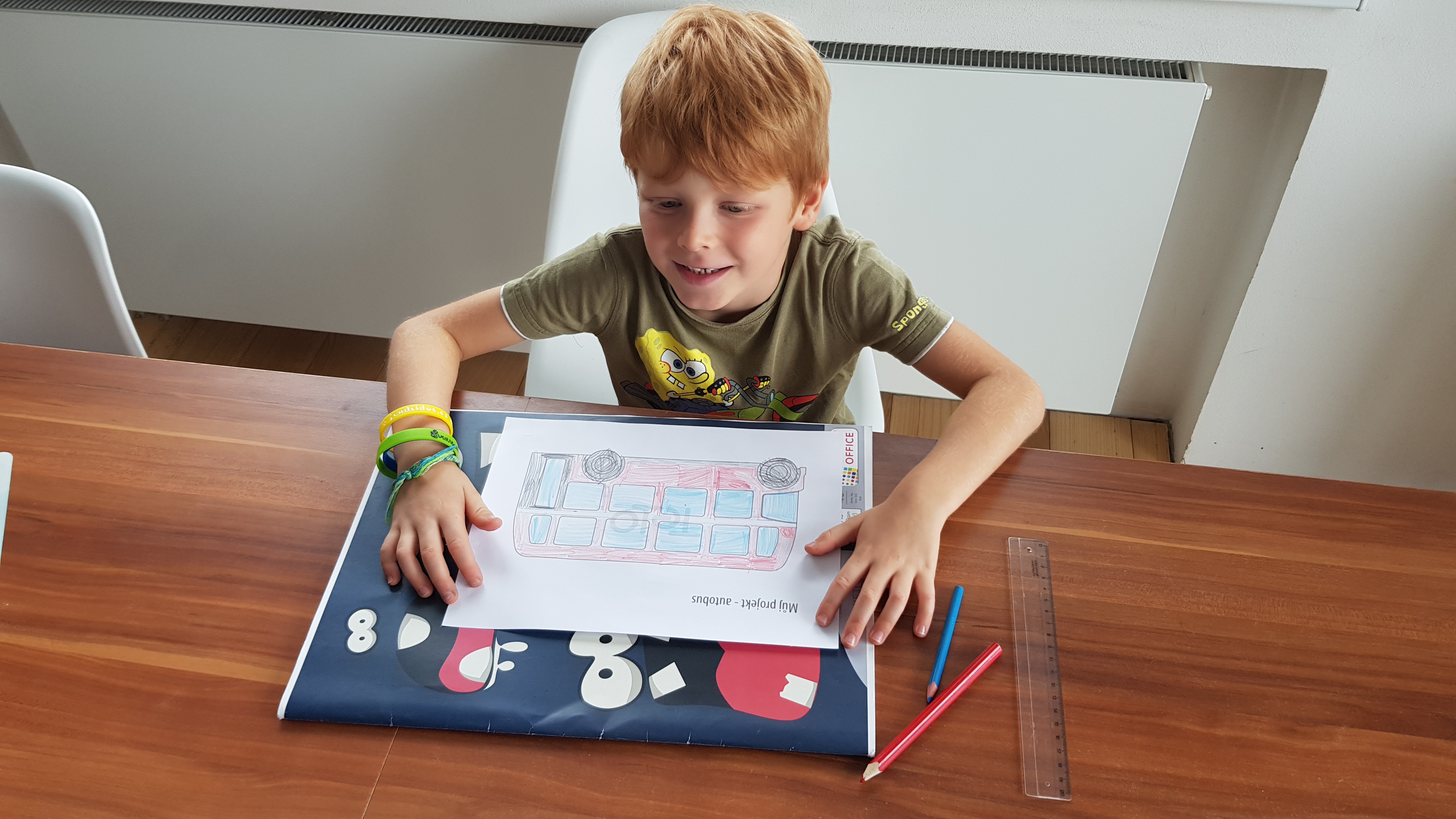 DIY dětský projekt - jak si polici autobus vymalovat