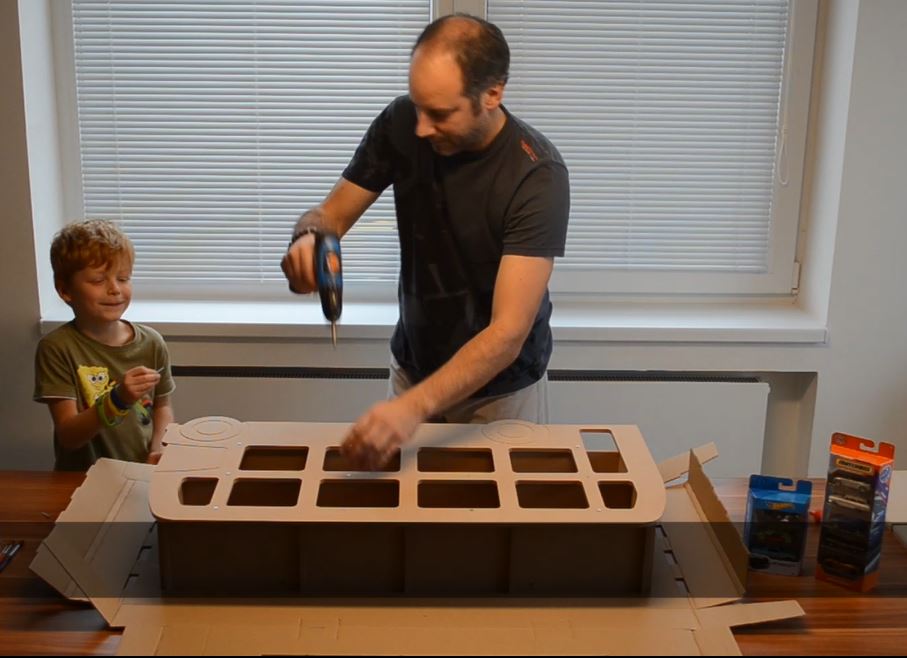 Myšlenka dětské police ve tvaru autobusu