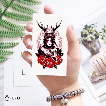 Žena s parohy a květinami