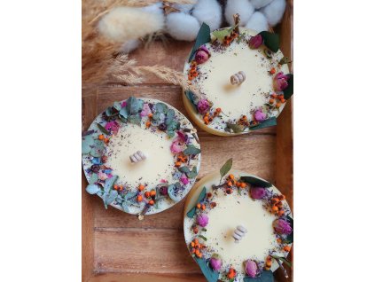 Přírodní botanická svíčka se včelím voskem – ruční výroba, botanické zdobení