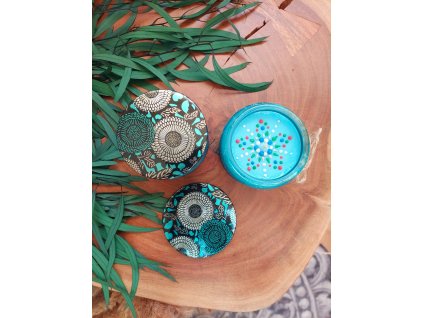 Přírodní svíčka MANDALA 120 ml – tyrkysová sójová svíčka s ručně tvořenou mandalou