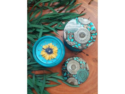 Přírodní svíčka MANDALA s květinou 120 ml – tyrkysová sójová svíčka