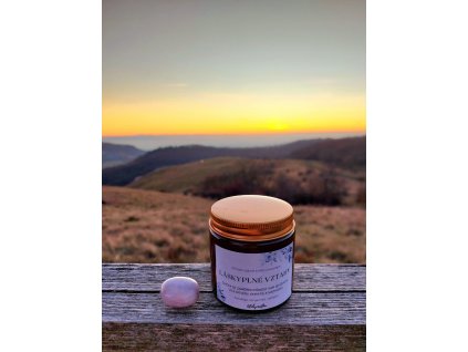 Přírodní svíčka se záměrem LÁSKYPLNÉ VZTAHY – sójová svíčka s kunzitem