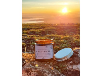 Přírodní svíčka se záměrem NOVÝCH ZAČÁTKŮ – sójová svíčka s měsíčním kamenem