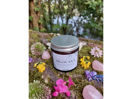 Přírodní svíčka se záměrem MILOVANÁ – sójová svíčka s růženínem