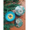 Přírodní svíčka MANDALA s květinou 120 ml – tyrkysová sójová svíčka