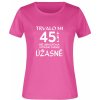 Dámské tričko s potiskem TRVALO MI 45 let, než jsem začala vypadat takhle ÚŽASNĚ růžová