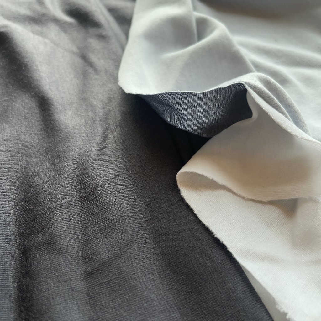 Tričkový úplet s elastanem, tm.šedivý přetisk