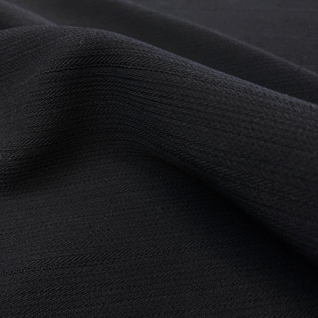 Černá kostýmovka polyester, nenápadný proužek