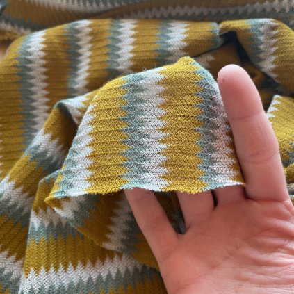 Hořčicový retro úplet z Helenína, syntetická vlákna s trošičkou vlny