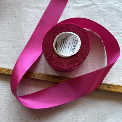 Atlasová stuha 40mm, 20m, oboulícní Magenta Dobruška