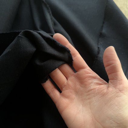 Černá pevnější šatovka/oblekovka Tiba, 20%len, 80%viskóza