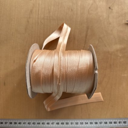 Atlasový šikmý proužek meruňkově tělový 15mm