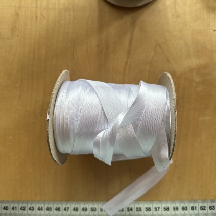 Atlasový šikmý proužek bílý 15mm