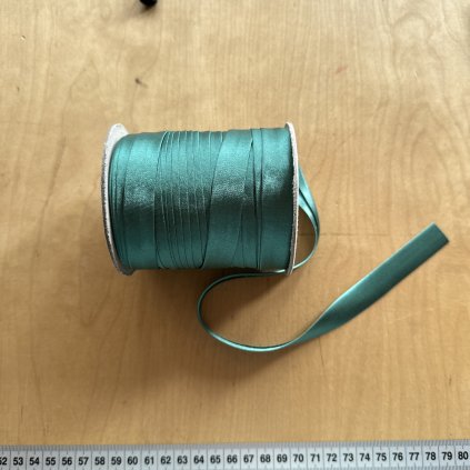 Atlasový šikmý proužek dark mint 15mm
