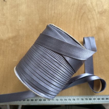 Atlasový šikmý proužek Holubí šeď 20mm
