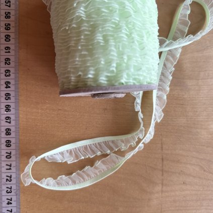 Ozdobná jemná pruženka s kanýrkem 1,5cm zelenkavá