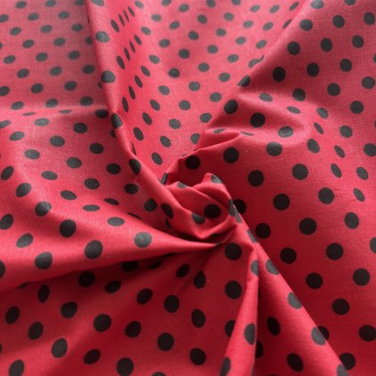 Červené bavlněné plátno s černými puntíky