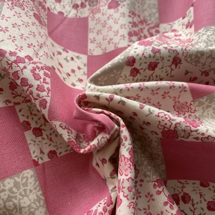 Bavlněné plátno patchwork růžové kostky s květy