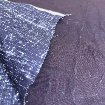 Pevné tužší lněné plátno s inkoustovým přetiskem, které bude umět stárnout