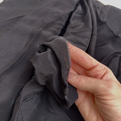 Černá lehká viskózová šatovka (může být i podšívkovina) v krepové vazbě