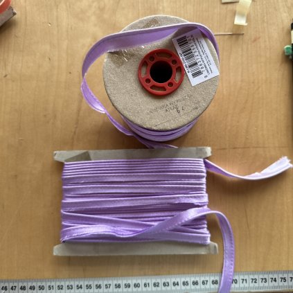 Vzorek - Atlasová lemovka lila