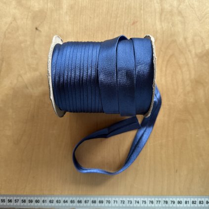 Vzorek - Atlasový šikmý proužek Navy 15mm
