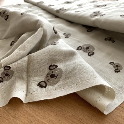 Vzorek - Bavlněná plenkovina béžová medvídek koala 1