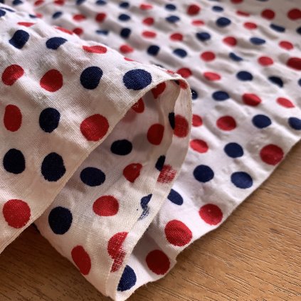 Vzorek - Bavlněný krep modré puntíky na bílé, Pár zašlých flíčků v délce