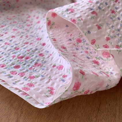 Mačkaná bavlna/krep drobné kvítky na růžové, může být lehce zašlé v přehybu viz foto