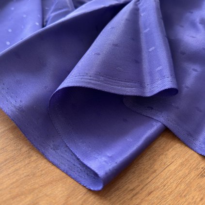 Modro fialová podšívkovina s jemným vzorem PES