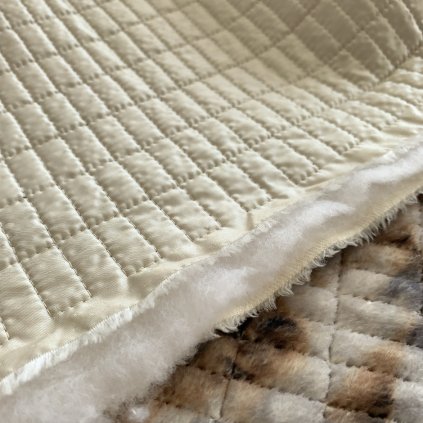 Oboustranný prošev, krémový šusťák a umělý fleece se zvířecím vzorem