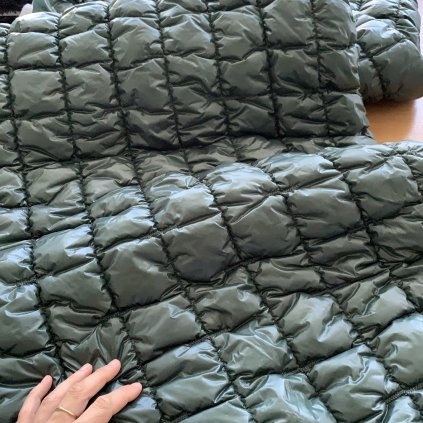 Tmavě zelený lesklý prošev, fluffy čtverce, synt. vl.