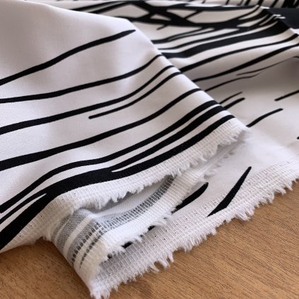 Bavlněný satén s elastanem, abstraktni vzor na bílé KAZ- Velký flek ve stredu látky, jeden na kraji