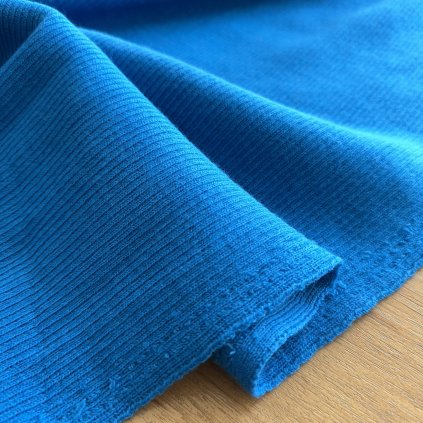 Zářivě modrá žebrovaná svetrovina/náplet, syntetika dírka viz foto, symb. cena