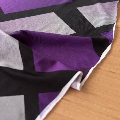 Lesklý sportovní úplet s geometrickým vzorem, fialová černá syntetika pružný splývavý