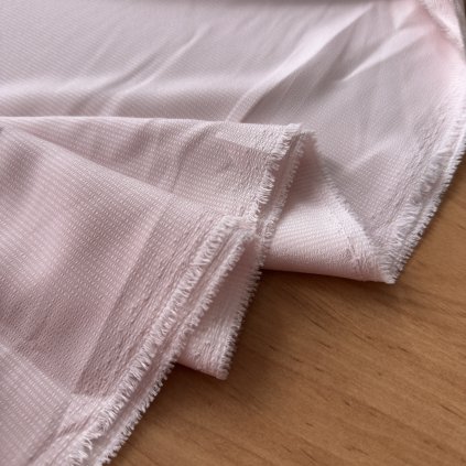 Světle růžová lehoučká podšívkovina s jemným proužkem, lehcký krep