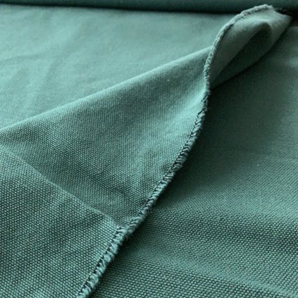 Hrubší bavlněné plátno, lahvově zelené, na začátku návinu vytažená nitka viz foto