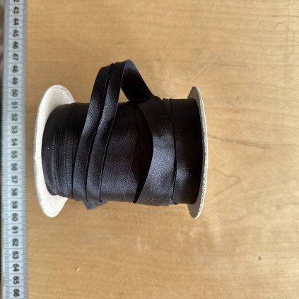 Vzorek - Atlasový šikmý proužek černý 15mm