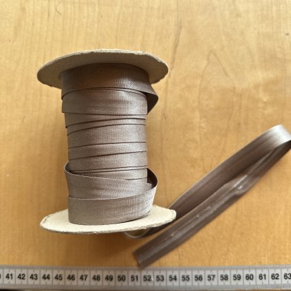 Vzorek - Atlasový šikmý proužek Khaki šedá 15mm