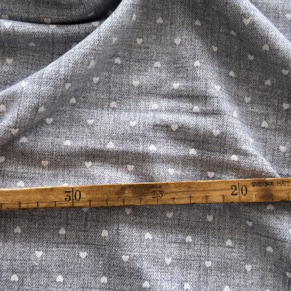 Vzorek - Bavlněná teplákovina šedá žíhaná bílá srdíčka