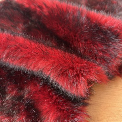 Kožešina červeno černá, synt. na bavlněném podkladu