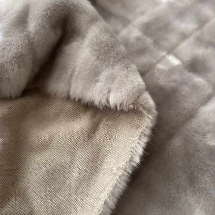 Kožešina světle šedá, synt.vl. na bavlněném podkladu