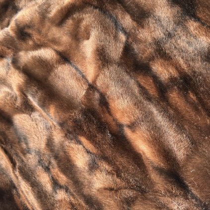 Kožešina zvířecí motiv rezavě hnědá, synt. na bavlněném podkladu