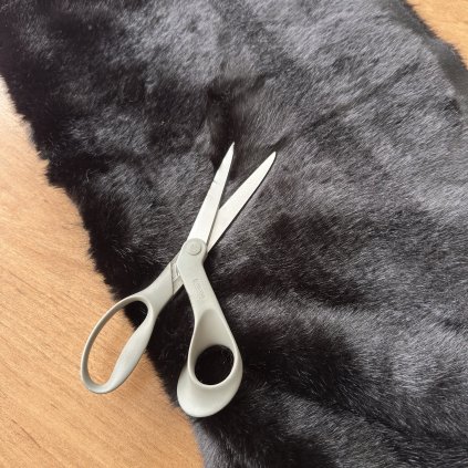 Kožešina sytě černá, synt.vl.