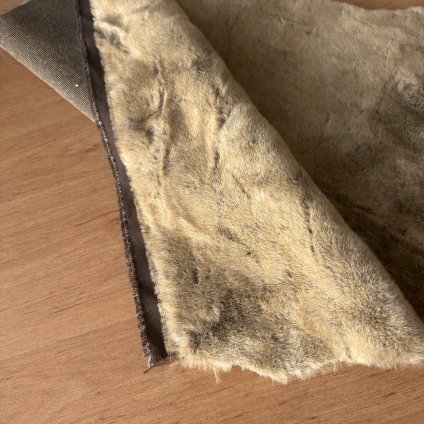 Kožešina béžová, synt. na bavlněném podkladu, zbytek