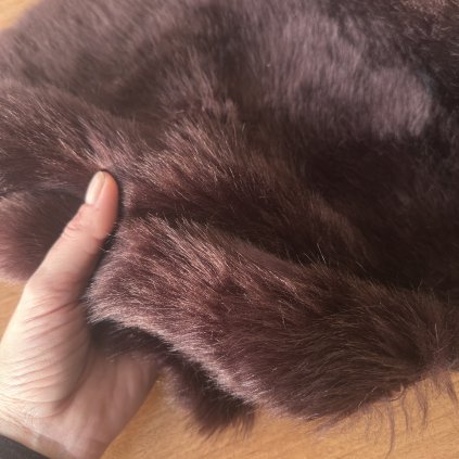 Kožešina vínovohnědá, synt. na bavlněném podkladu